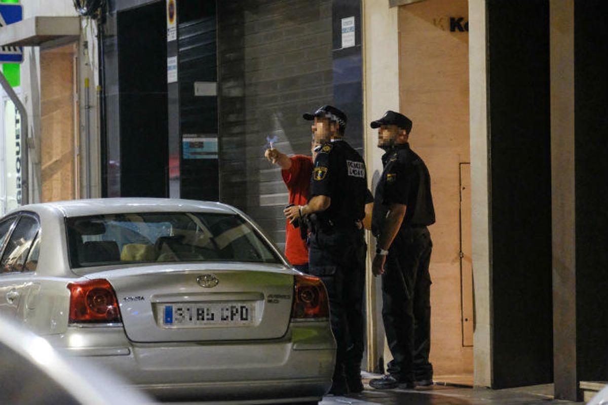 Dos hombres encapuchados sorprendieron a las víctimas cuando salían de su vivienda, ubicada en el centro
