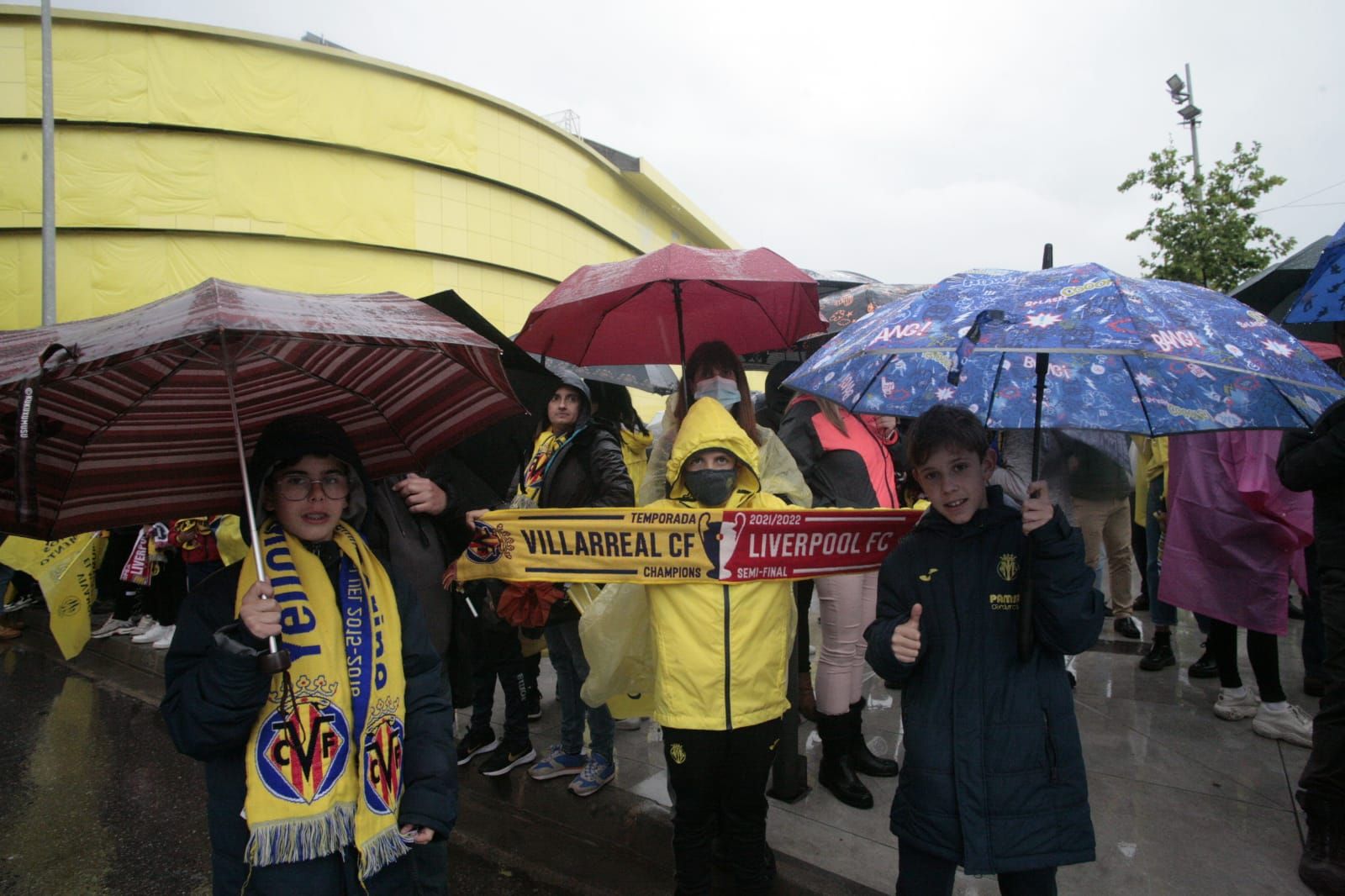 Fotogalería | La lluvia no frena las ganas de la afición del Villarreal de ver a su equipo en la final de Champions