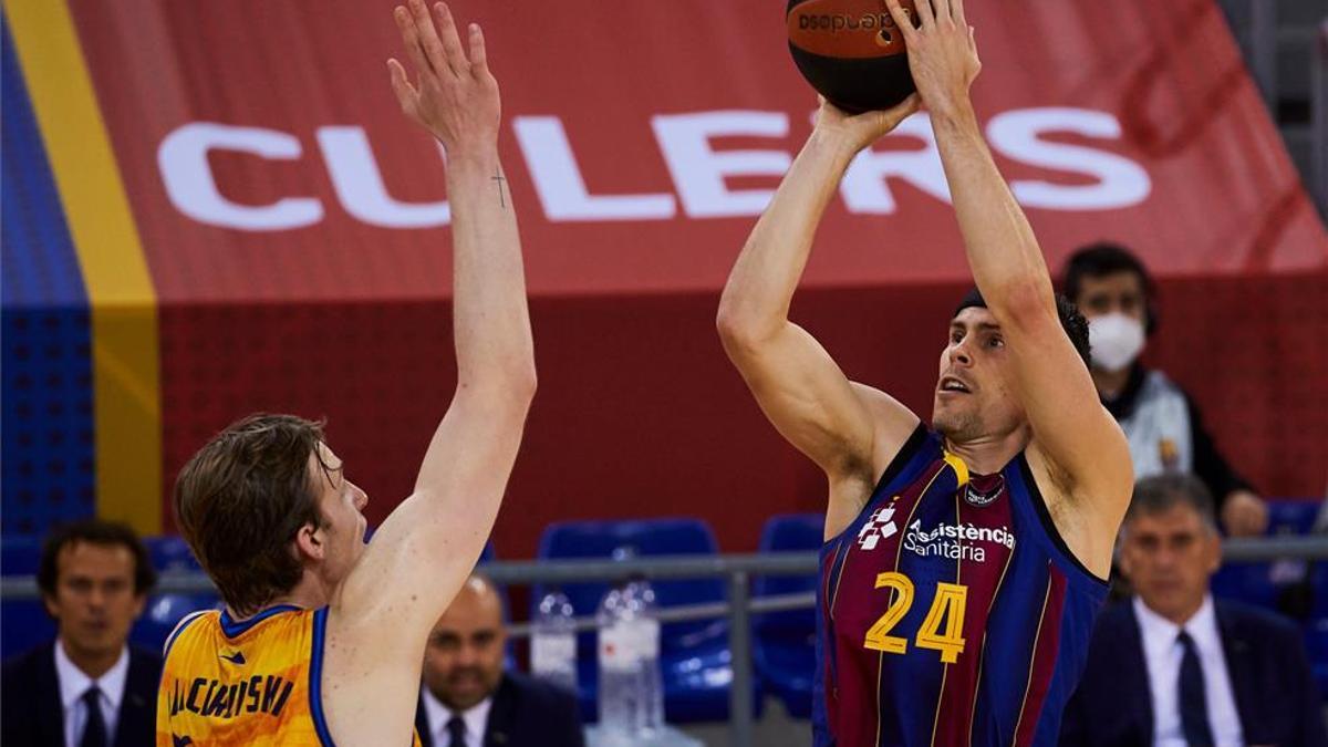 Kyle Kuric necesita muy poco para armar su brazo y anotar de larga distancia