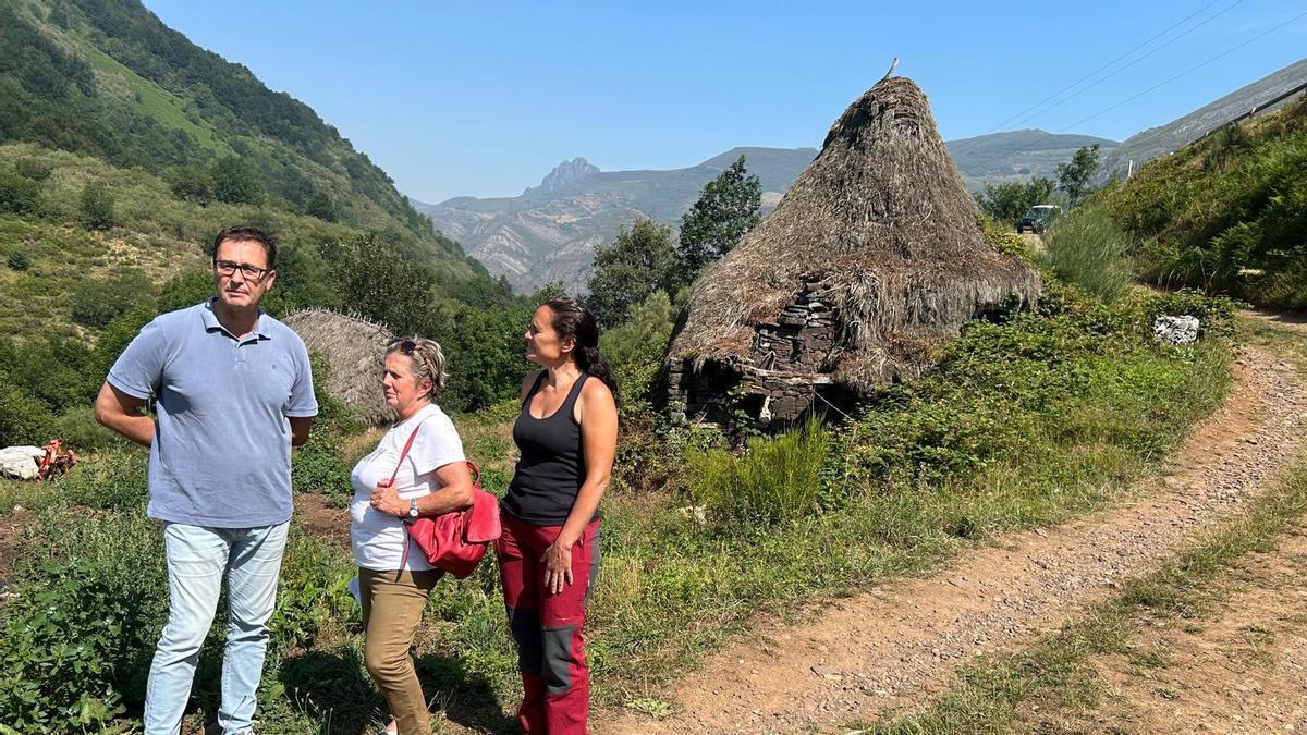 El diputado popular José Luis Costillas, la portavoz somedana Josefina Álvarez y la edil popular Noemí Cano junto a un teito de Saliencia en mal estado.