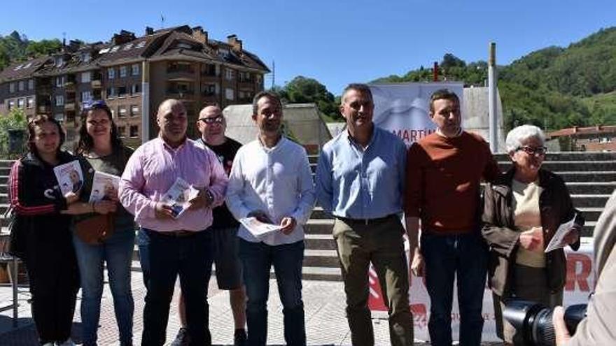 Manuel Reinoso, tercero por la izquierda, con Ovidio Zapico y Mino García, durante el reparto de folletos en el mercado de Sotrondio.