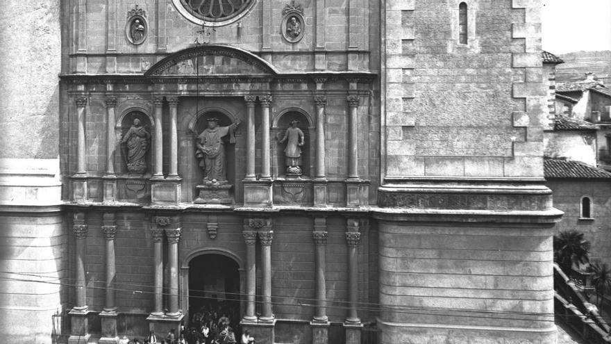 Foto del fons  Francesc Jaume Coll (Mestres) de la façana d'Olot amb les tres imatges