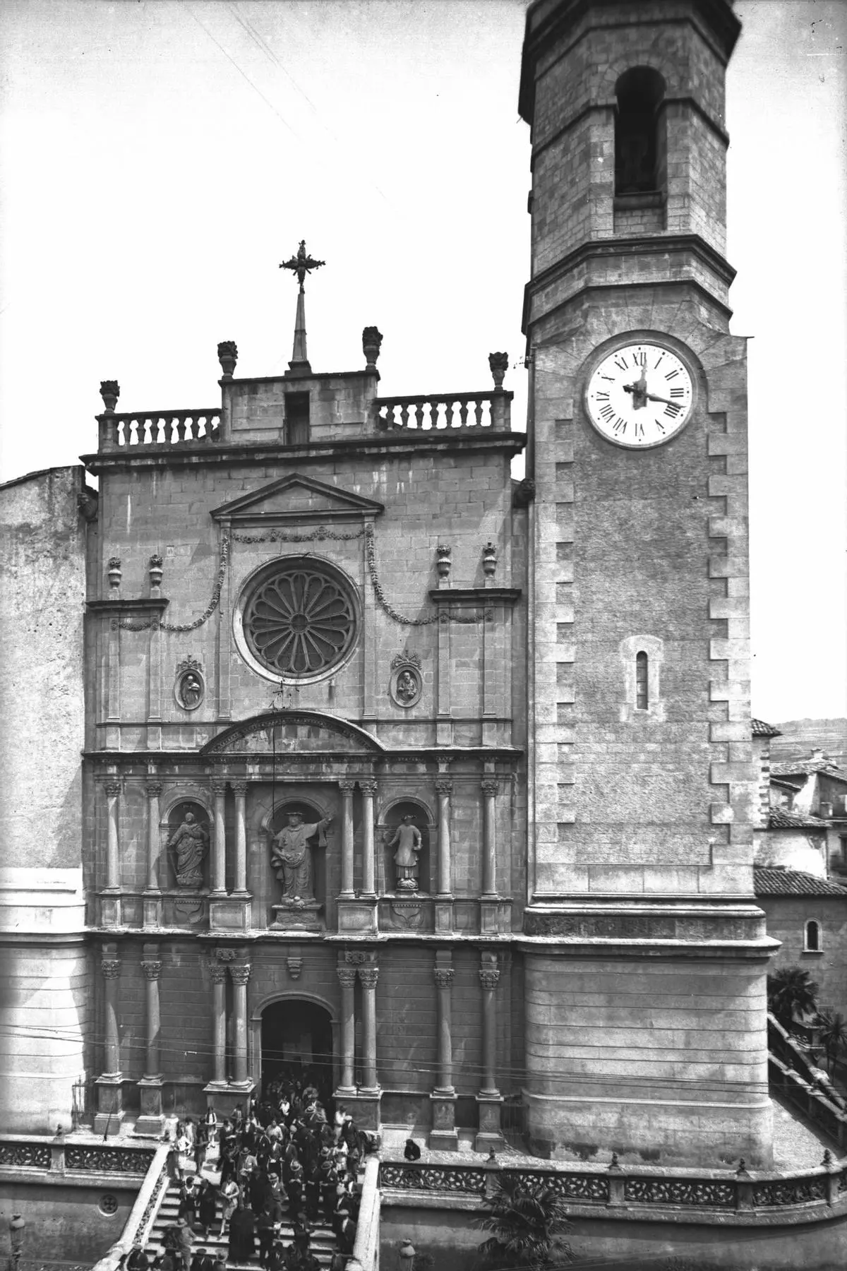 Olot vol recuperar els tres sants de la façana de l'església de Sant Esteve destrossats durant la Guerra Civil