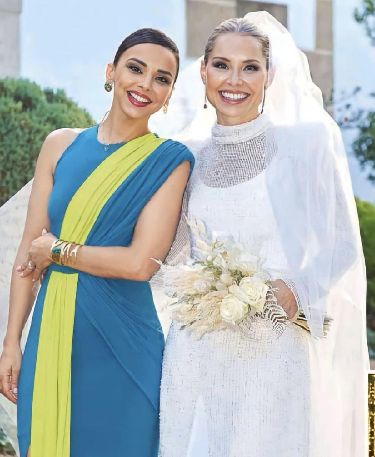 Chenoa y Soraya, juntas en la boda del pasado 15 de julio en Cáceres.
