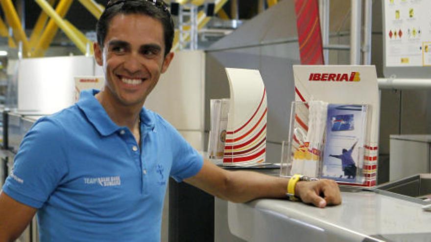 Alberto Contador en el mostrador de facturación de Barajas, antes de viajar a Nantes para participar en el Tour de Francia.