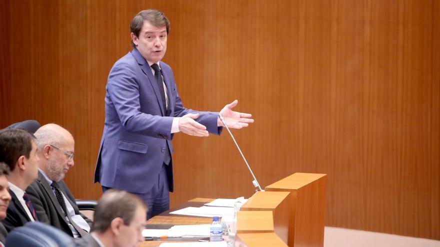 Alfonso Fernández Mañueco, presidente de la Junta, interviene en una sesión del pleno de las Cortes.