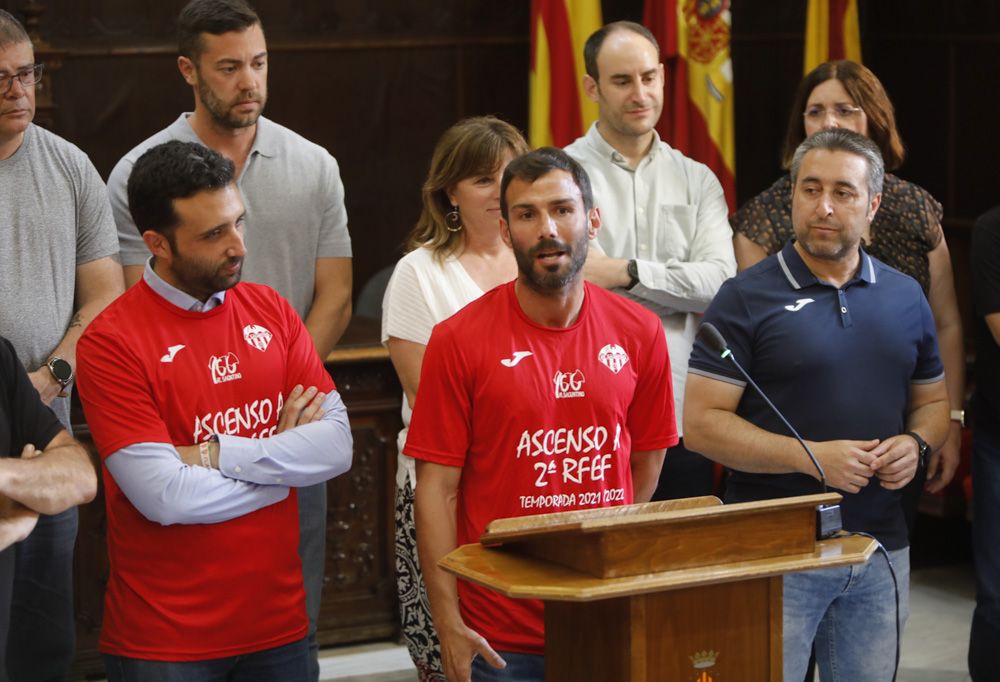 El Saguntino festeja su vuelta a Segunda División.