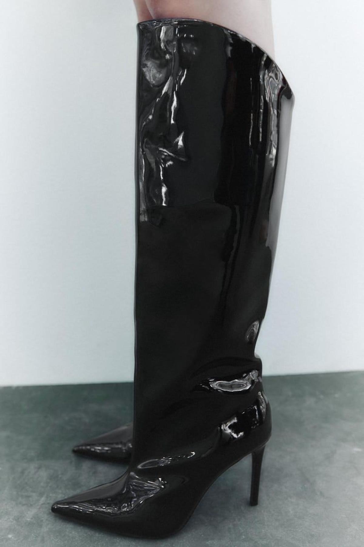 Botas altas negras con tacón, de Zara (69,95 €)