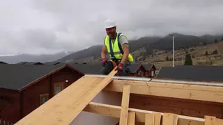 El Gobierno de Canarias inicia en El Paso la retirada de viviendas de madera tras la emergencia del volcán de La Palma