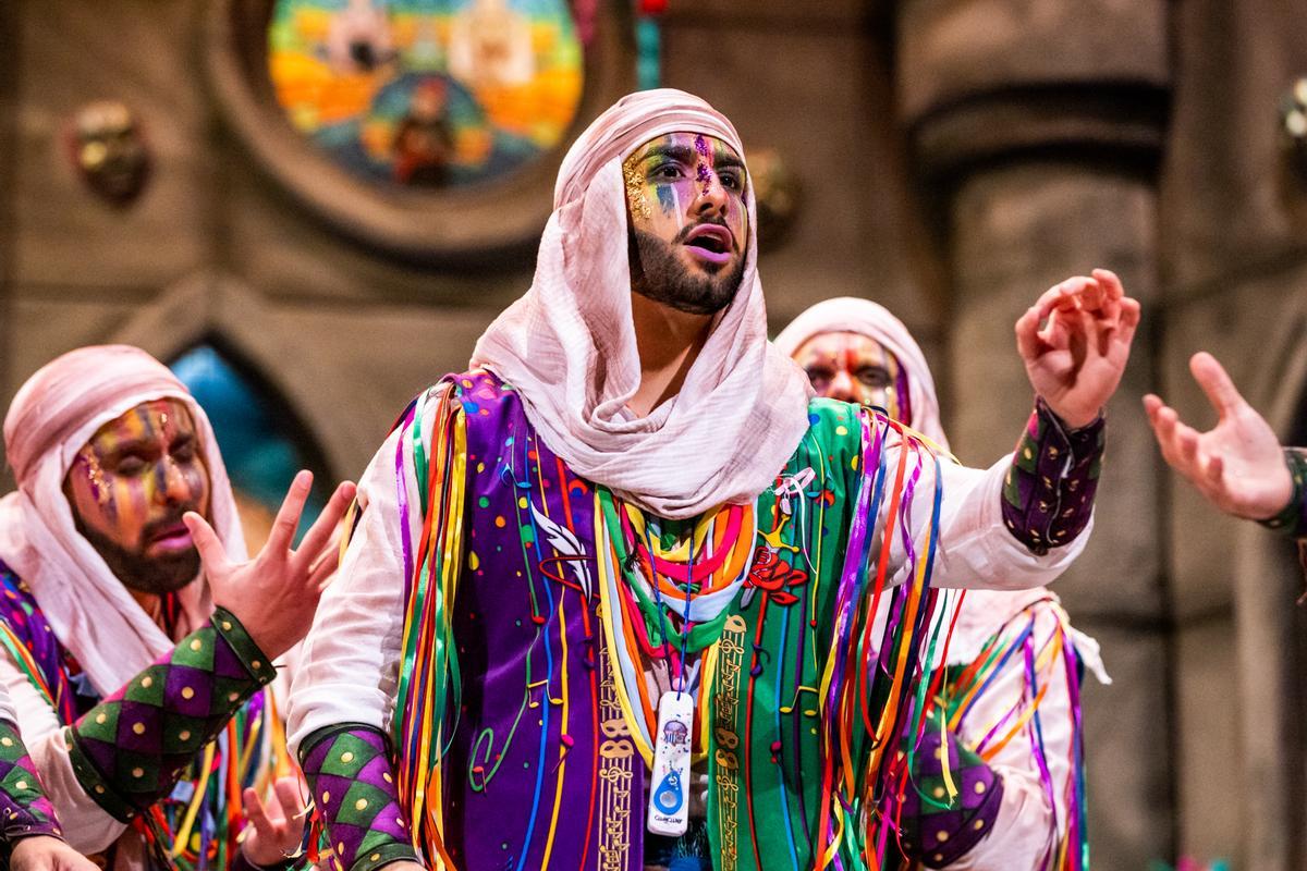 'Los apóstoles' llenaron el Cervantes de fe carnavalera.