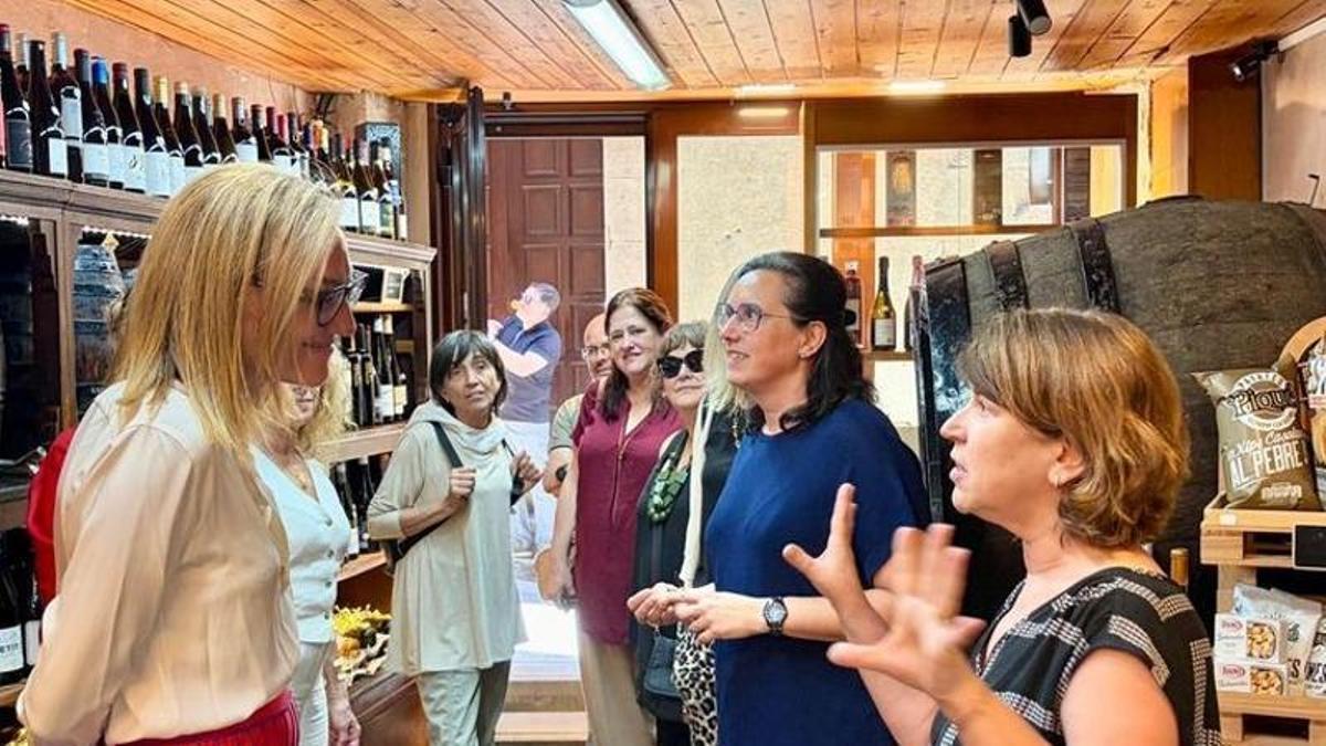 La visita de l'alcaldessa i la directora general de Comerç a un establiment