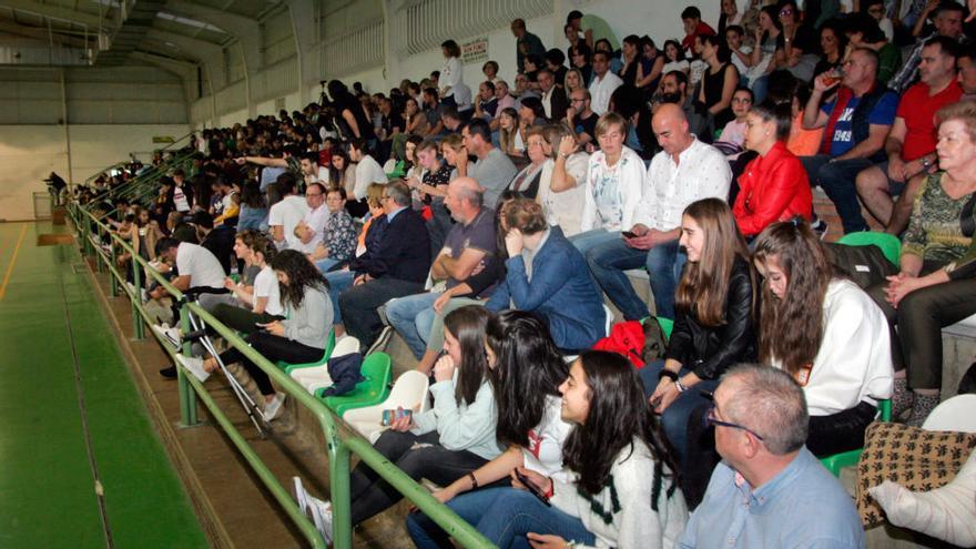 Asistentes a un partido en el pabellón de Lalín // FdV