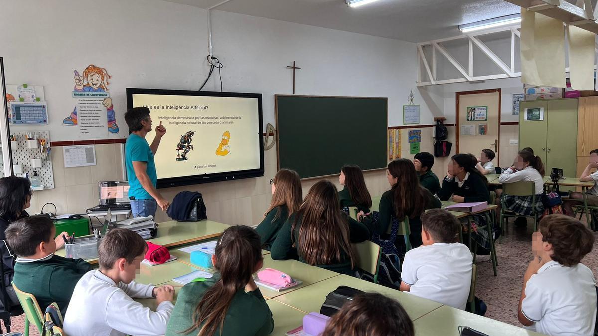 Imagen de una de las sesiones del programa &quot;Aulas IA&quot; de la UA en un colegio de primaria de la provincia.