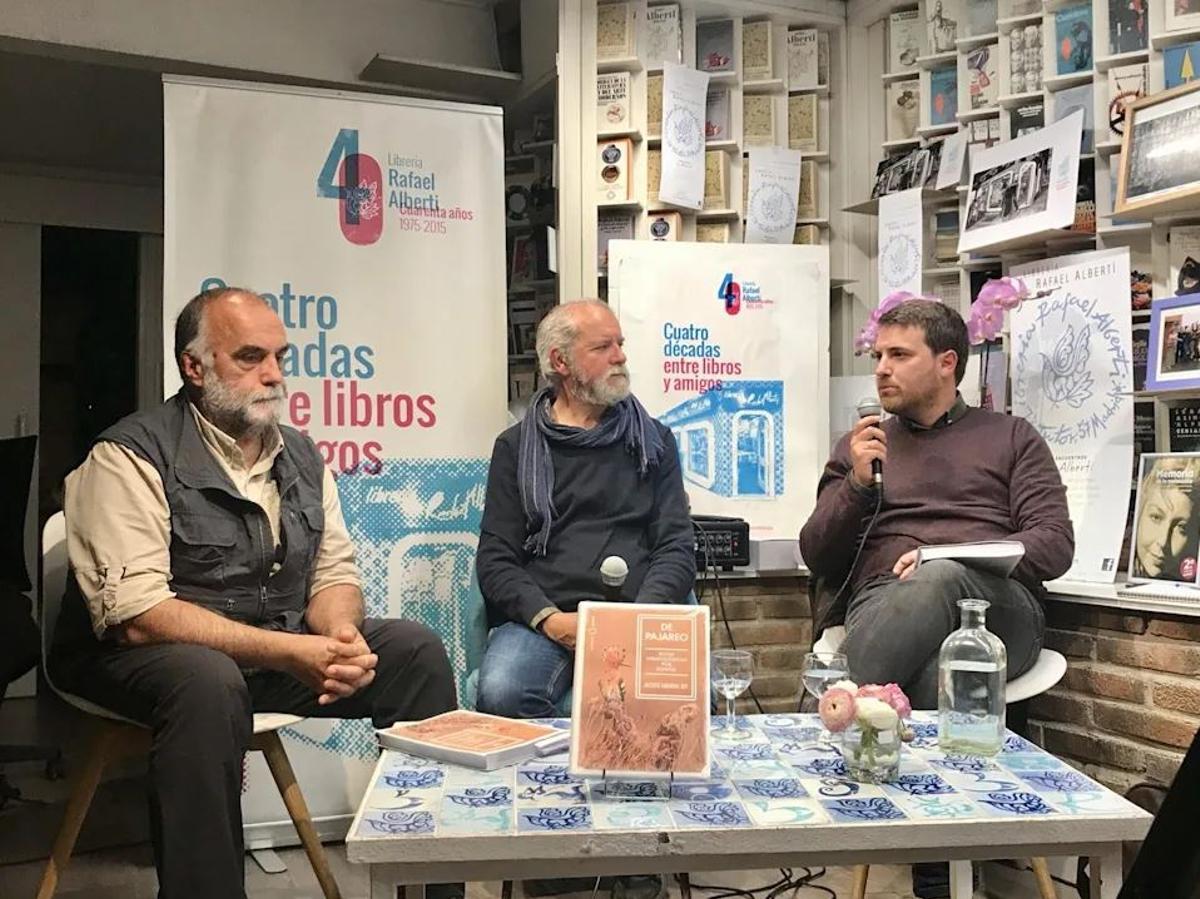 El autor, en el centro de la imagen, durante la presentación