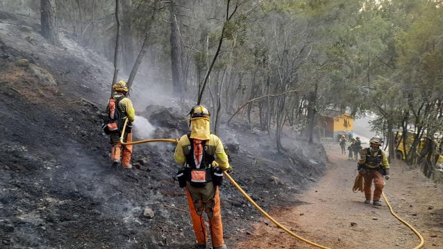 Continúan los trabajos de enfriamiento en el perímetro del incendio de Tenerife