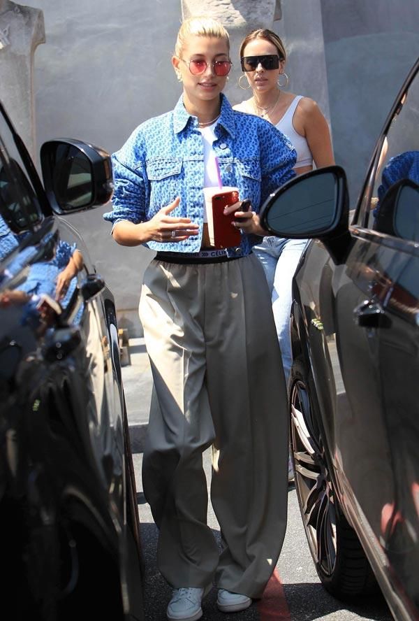 Hailey Baldwin con pantalones anchos en color gris