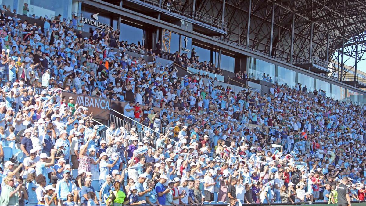 Una imagen de la grada de Tribuna durante un partido del Celta. esta temporada.