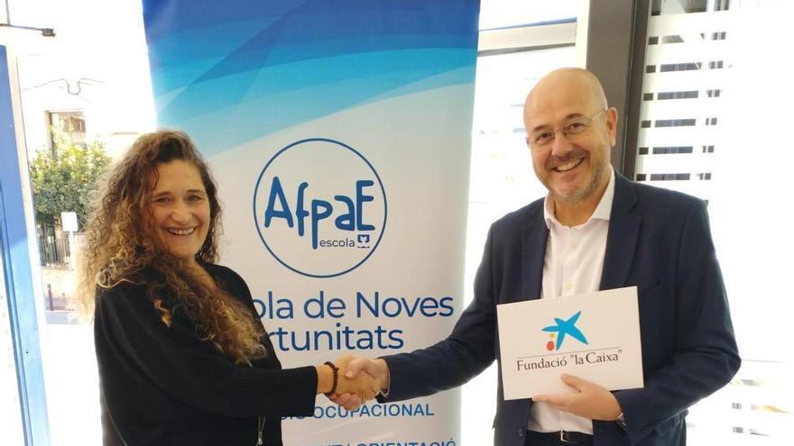 CaixaBank fa una donació a l&#039;Escola de Noves Oportunitats per a material informàtic