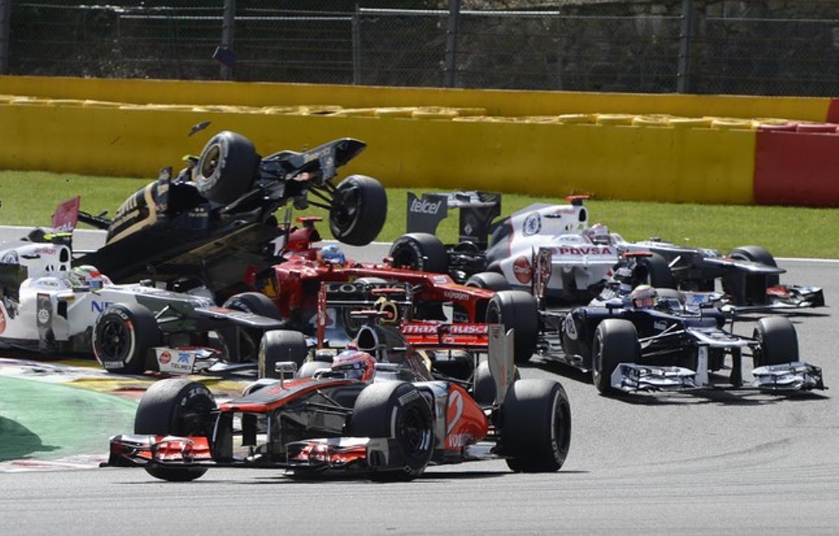 El Lotus de Grosjean inicia su espectacular vuelo tras haber embestido a Hamilton.