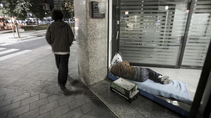 Una persona durmiendo en la calle