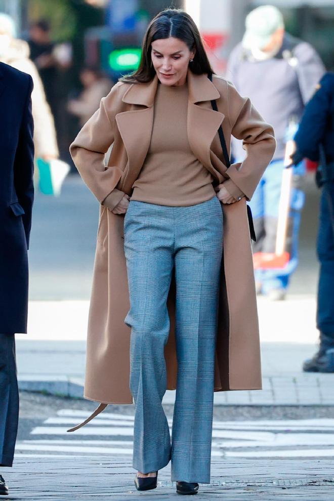 La reina Letizia combina un abrigo camel con pantalones de cuadros en gris