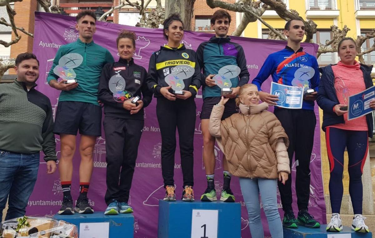 De izquierda a derecha, Pelayo Suárez (concejal), Marcos Peón, Esther Álvarez, Roxana Mariela Caripan, Dimas Pereira, Amparo Antuña (alcaldesa de Noreña), Mario Ferreras e Itziar Méndez . | A. G.-O.