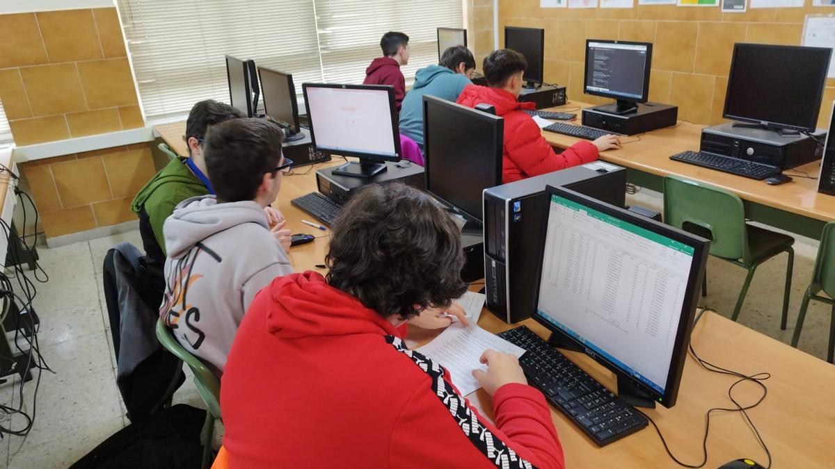 Participantes en la prueba de la Olimpiada de Informática, en el Santo Ángel.