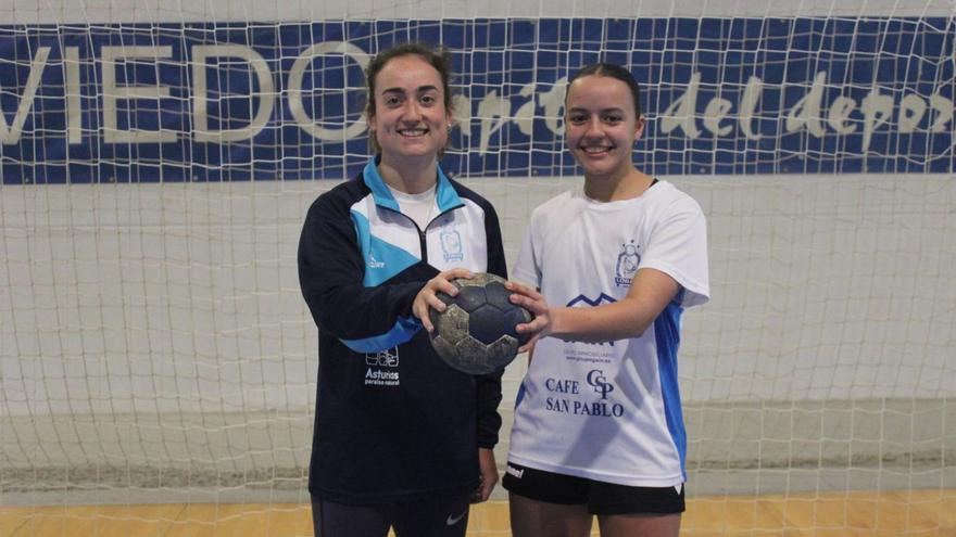 Maestra, alumna y compañera: Carmen García-Calvo, entrenadora del juvenil del Oviedo Femenino, juega en el primer equipo con su pupila Jimena Merino