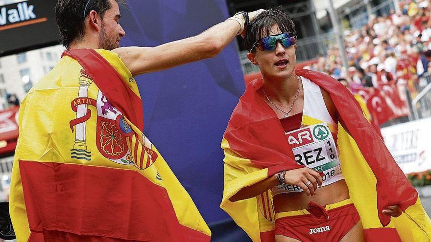 Á la izquierda, Alvaro Martín y María Pérez, en meta tras lograr sus metales; a la derecha, Diego García en plena competición.