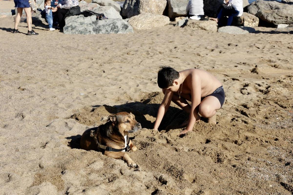 Barceloneses acuden a la playa por las altas temperaturas de noviembre