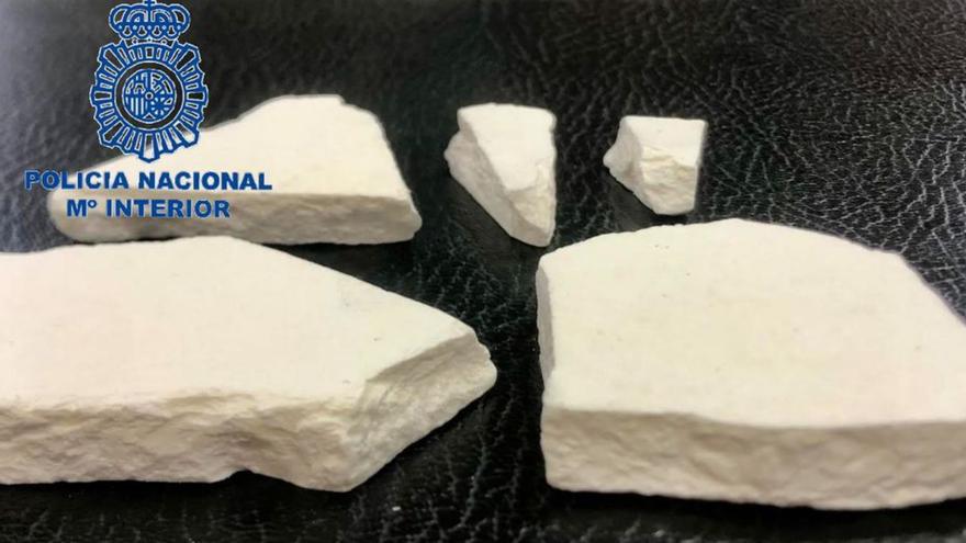 «Rocas» de cocaína incautadas durante la operación policial.