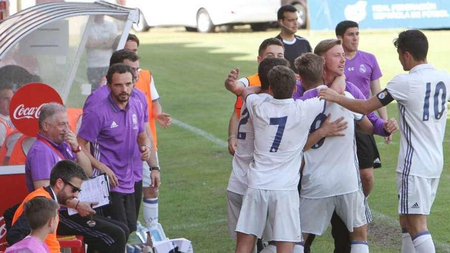 Guti se abraza a sus jugadores; a la izquierda. // I. Osorio