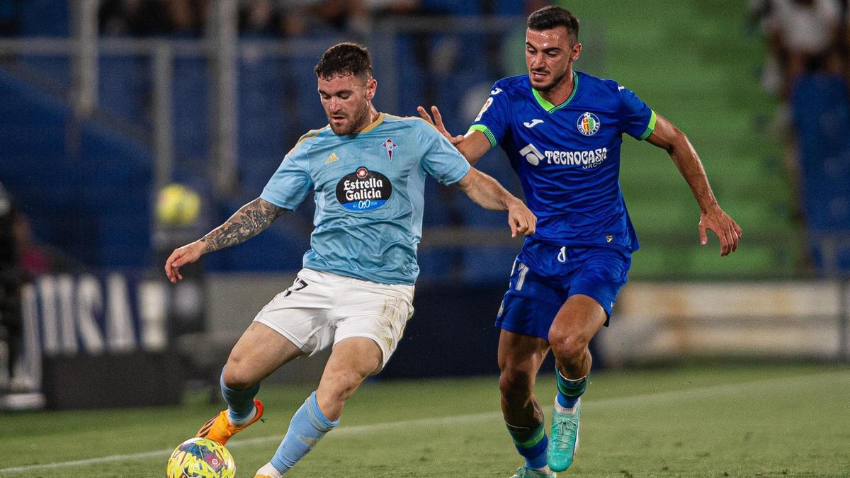Javi Galán conduce el balón ante un rival cuando vestía la camiseta del Celta.