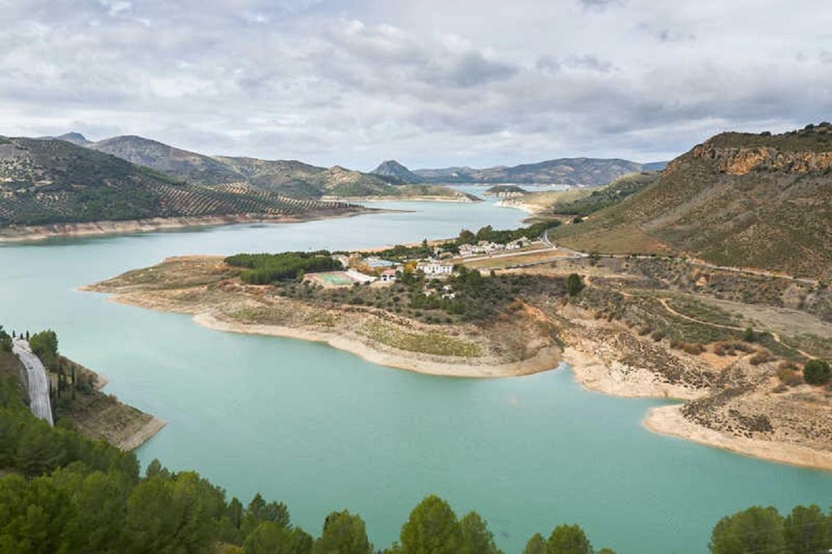 Vista panorámica del pantano de Iznájar.
