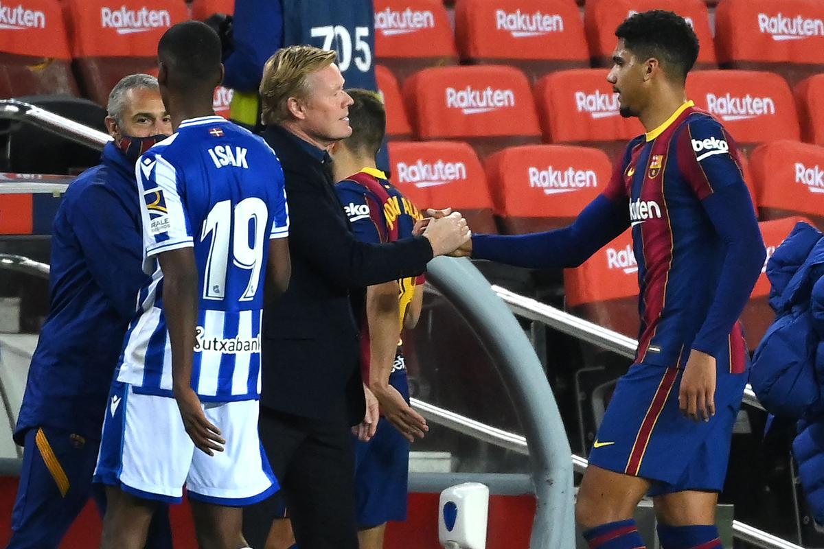 Koeman felicita a Araujo tras el encuentro contra la Real en el Camp Nou.