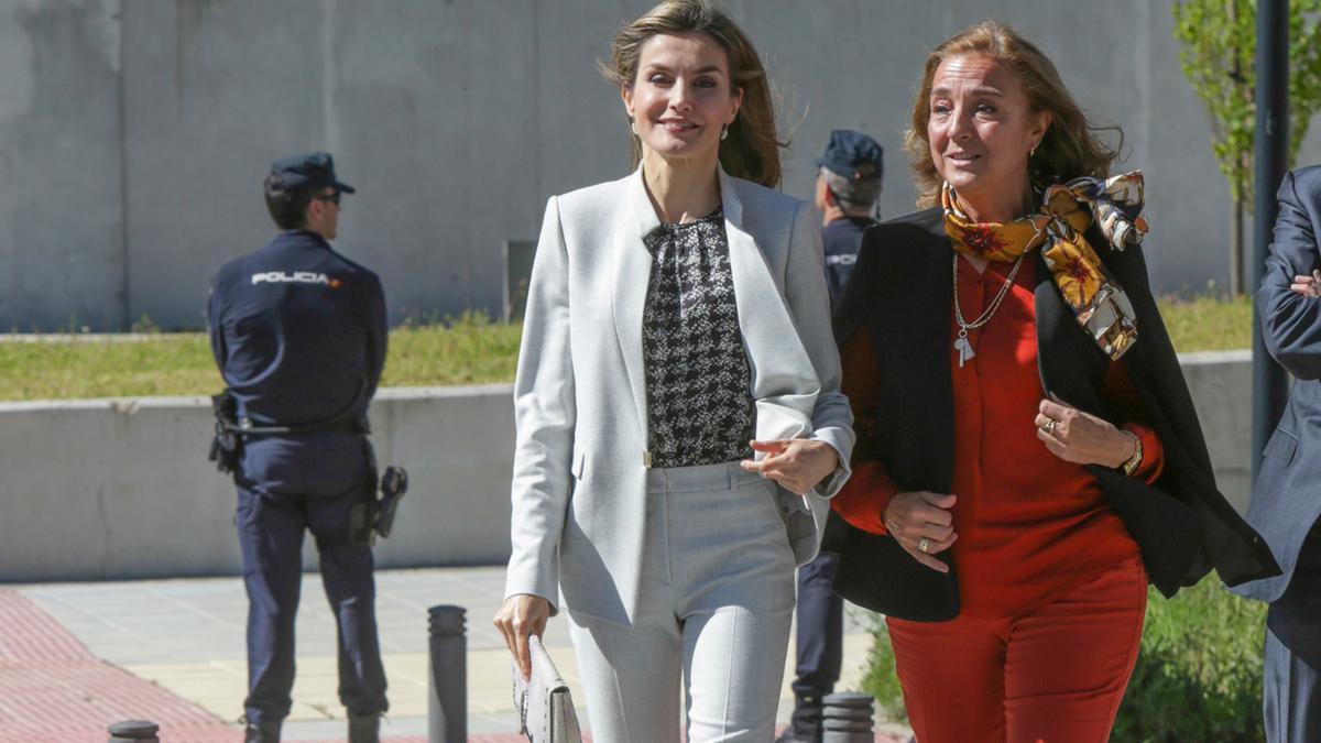 Letizia Ortiz con blusa estampada de Carolina Herrera