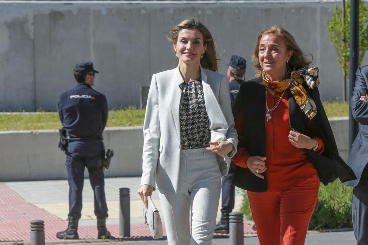 Letizia Ortiz con blusa estampada de Carolina Herrera