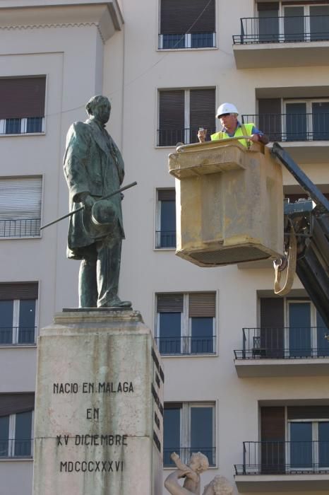 Desmontaje de la escultura 'Alegoría del Trabajo' del monumento de Larios.