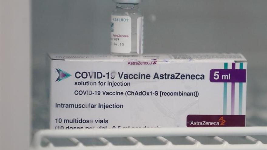 Una caja de vacunas de AstraZeneca.