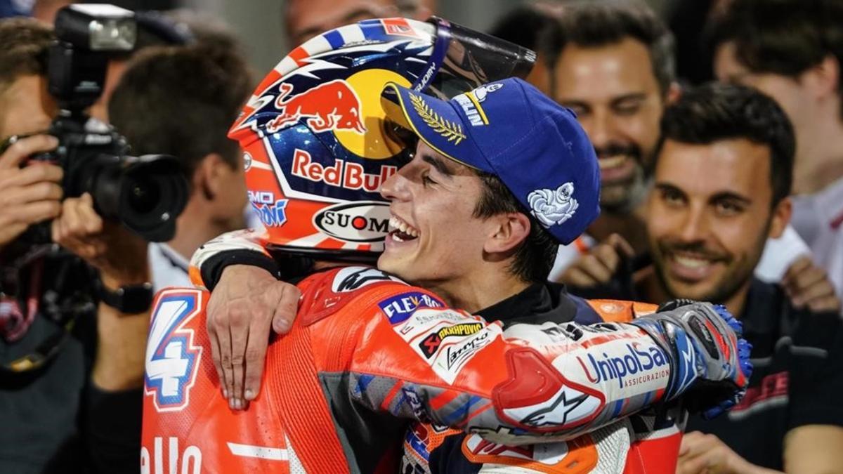 Marc Márquez (Honda), a la derecha, felicita a Andrea Dovizioso (Ducati) tras su victoria en Catar.