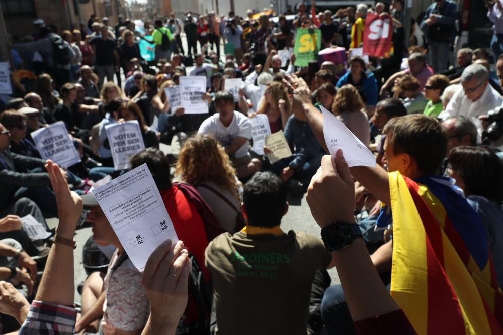 Resistència pacífica davant d'Unipost a Terrassa