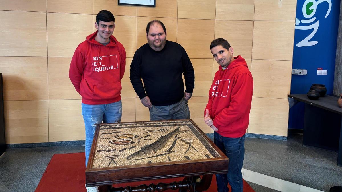 Santiago, Sergio y Daniel, con el mosaico de Panxón, que puede verse en el salón de plenos hasta el lunes.