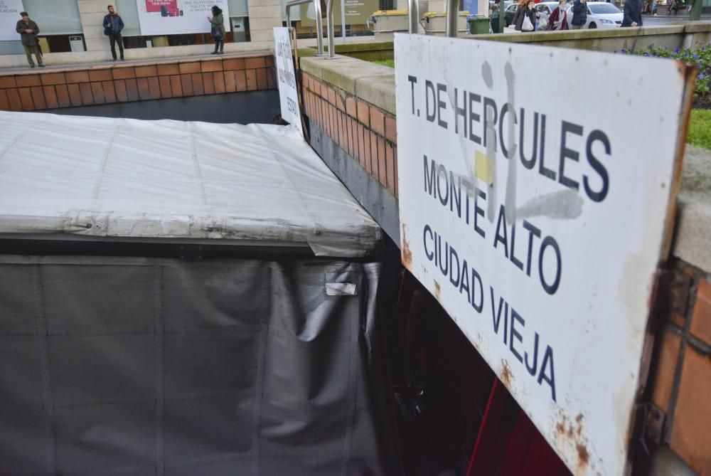 El conductor no se percató de las señales que advierten de las dimensiones del túnel y descendió la rampa.