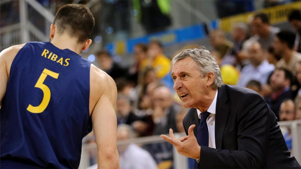 Pesic, dando instrucciones a Pau Ribas