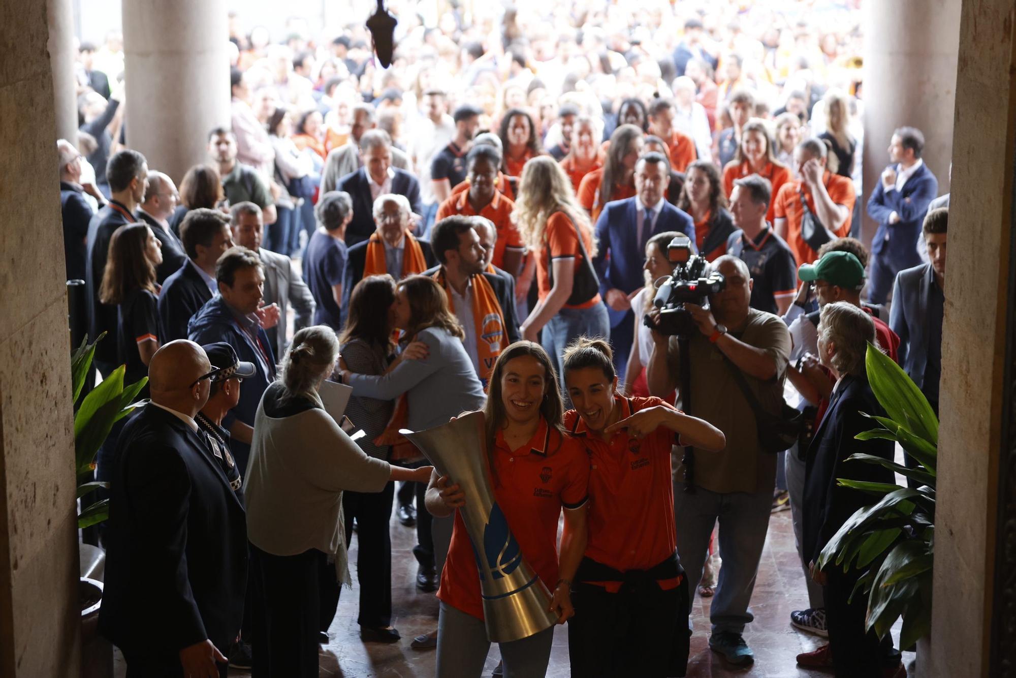 El Valencia Basket celebra en casa su triplete histórico