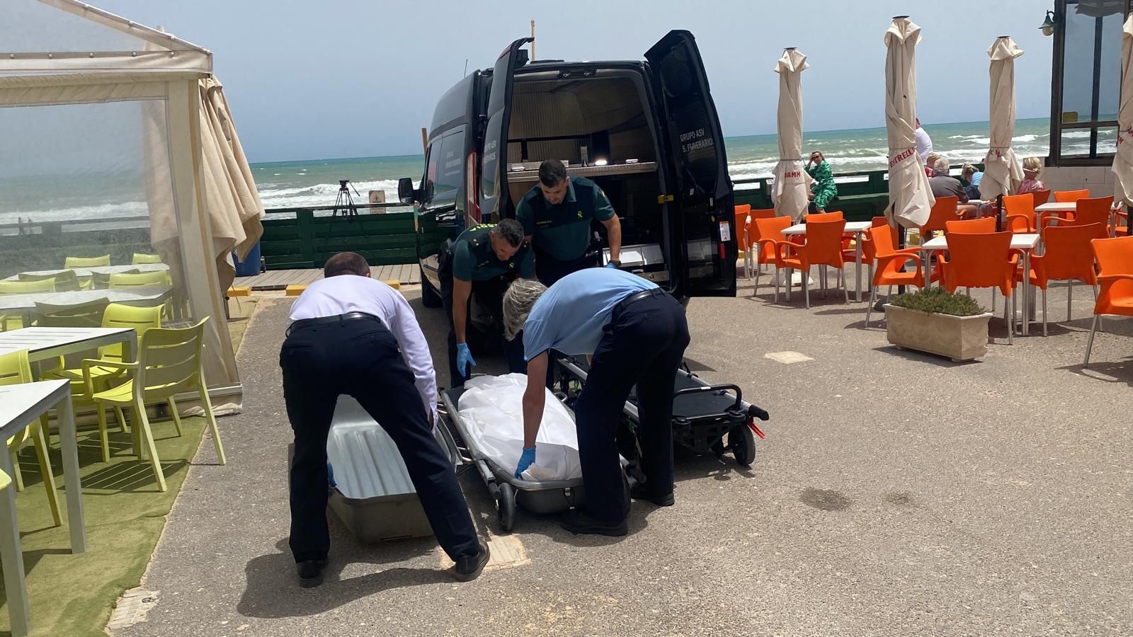 Dos hombres mueren ahogados al auxiliar a dos bañistas en apuros en Guardamar del Segura