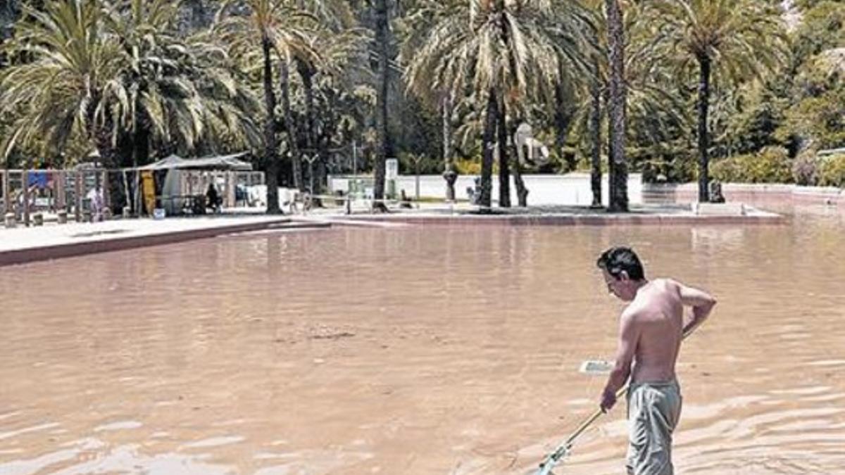 La piscina de La Creueta del Coll, cerrada, ayer al mediodía.