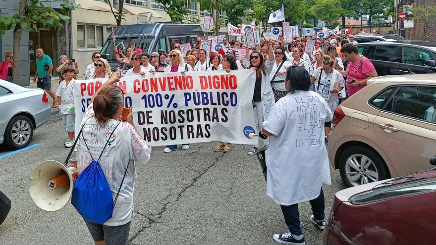 El personal del servicio de ayuda a domicilio (SAD), ayer, durante su movilización en la calle Santa Teresa de Oviedo. | P. T.