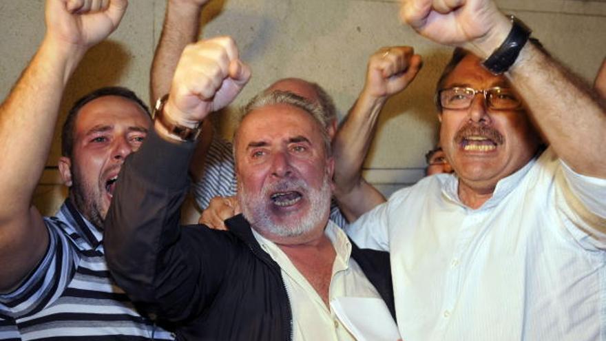 El secretario general de UGT de Cádiz, Salvador Mera (d), y el exsecretario de Desarrollo Industrial de CCOO en Andalucía, Roberto Carmona (c), salen de los juzgados de Sevilla.