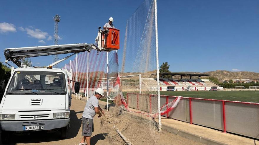 Realizan algunas obras en el campo de fútbol municipal de Puerto Lumbreras para la temporada 26-27